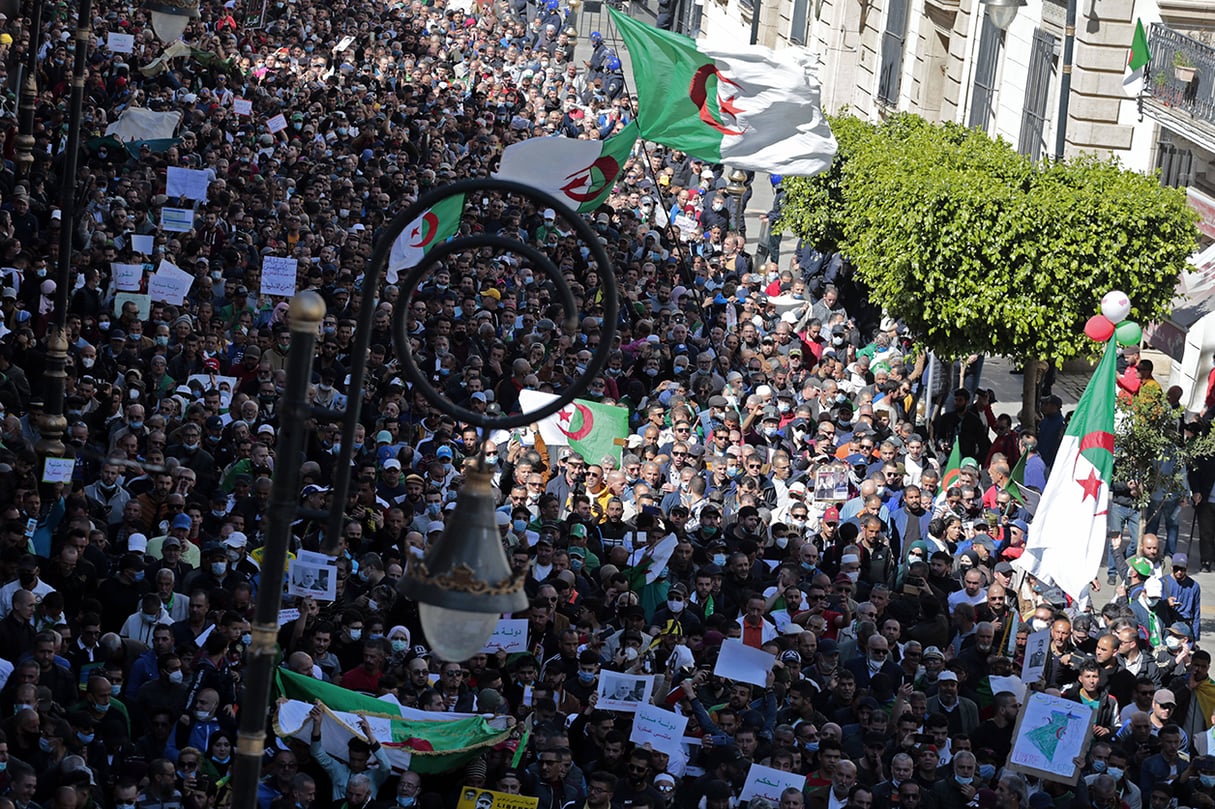 Foule compacte de manifestants du Hirak battant le pavé dans les rues d’Alger, le 12 mars 2021.
