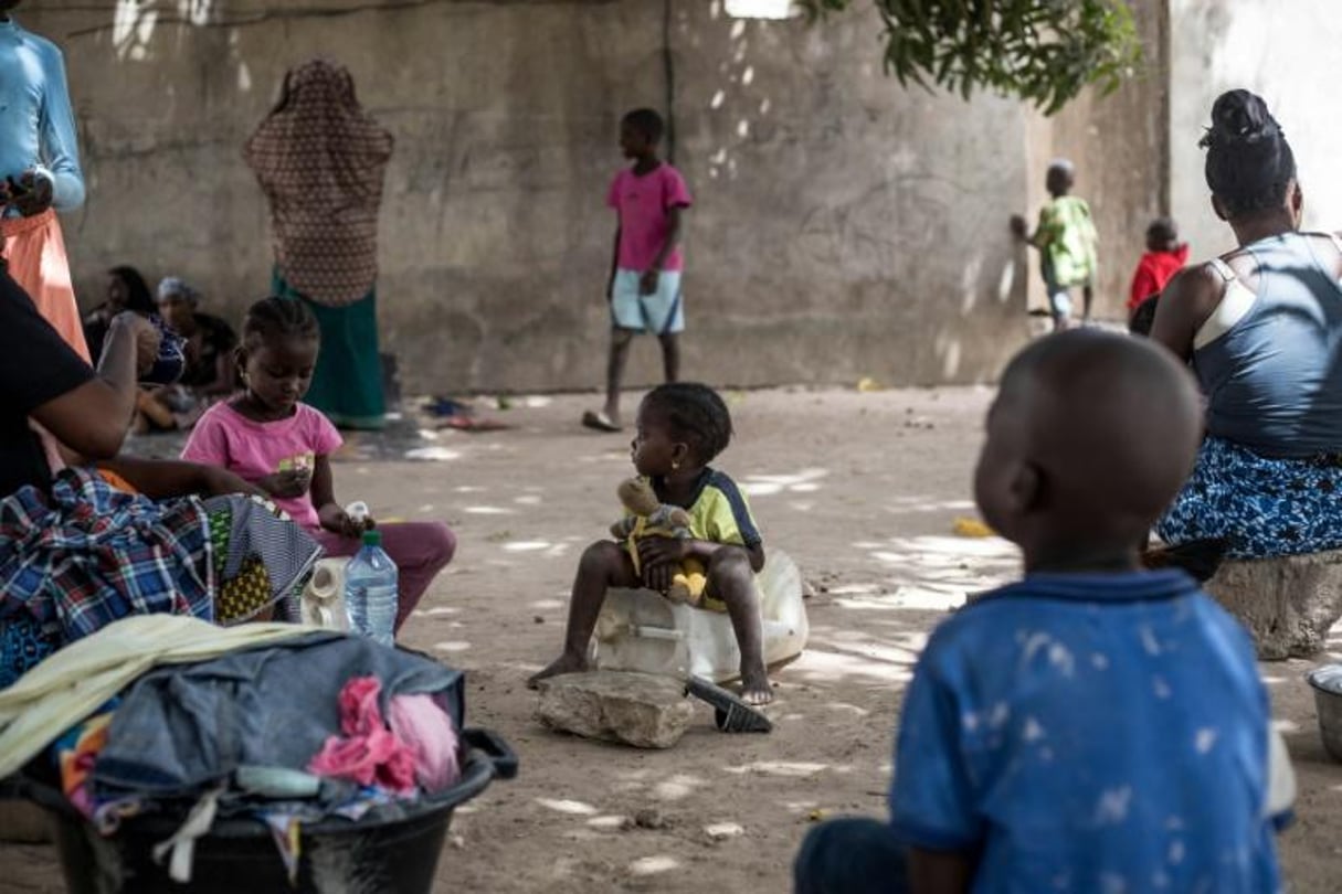 Des femmes et des enfants réfugiés dans le village de Bujinha, le 15 mars 2022 en Gambie. © MUHAMADOU BITTAYE/AFP