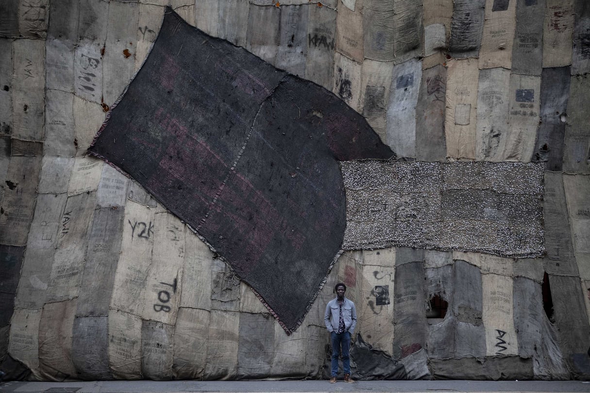 Ibrahim Mahama avec son installation "A Friend" à Milan, Italie, le 2 avril 2019. &copy; Claudia Greco/SIPA