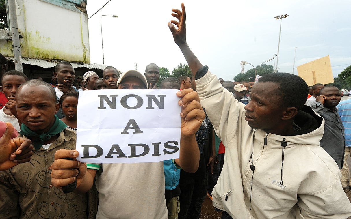 Le 28 septembre 2009, un Guinéen tient une pancarte "Non à Dadis", chef de la junte, devant le plus grand stade de Conakry lors d'une manifestation interdite par la junte au pouvoir en Guinée. &copy; SEYLLOU DIALLO/AFP
