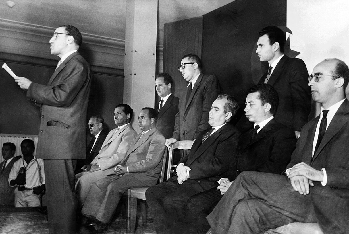 Conférence de presse de Ferhat Abbas, président du Gouvernement provisoire de la République algérienne (GPRA), à Tunis, le 29 septembre 1959. Debout avec des lunettes, M'Hamed Yazid, ministre de l'Information. Assis, Krim Belkacem (3e à g.) et Lakhdar Bentobbal (2e à dr.). &copy; AFP