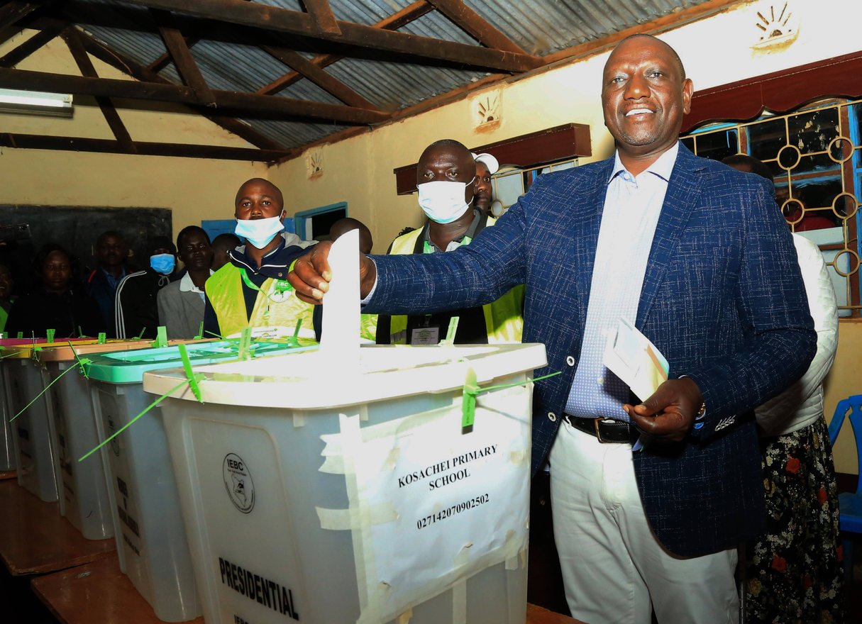 William Ruto, dans un bureau de vote du comté de Uasin Gishu, lors de la présidentielle du 9 août 2022. &copy; CHINE NOUVELLE/SIPA
