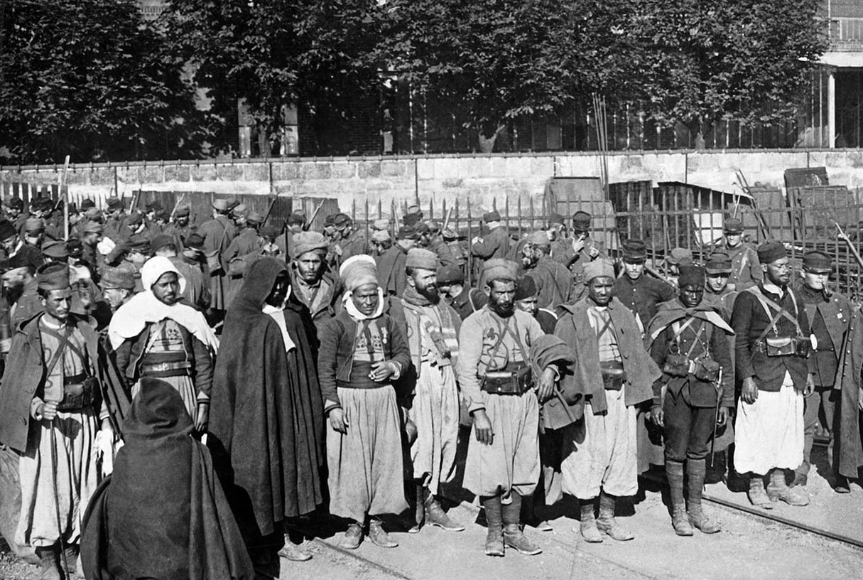 Soldats des troupes coloniales françaises (Turcos algériens et Sénégalais), blessés à la bataille de l'Aisne, retournent au front après avoir été soignés (1914). &copy; Underwood Archives/UIG/Coll. Christophel