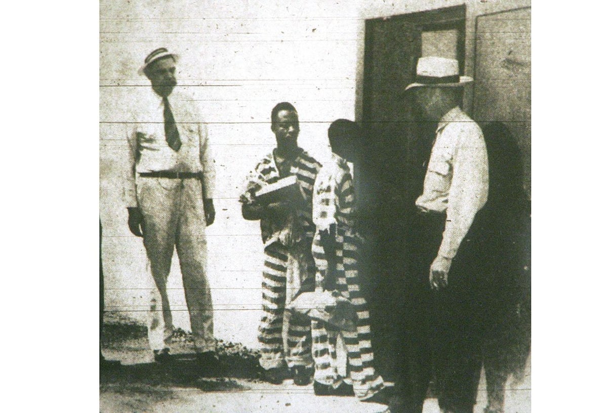 Dans cette copie du 8 juin 1944 d'une photo de The Columbia Record, George Stinney, Jr., 14 ans, centre droit, et Bruce Hamilton, 21 ans, centre gauche, alors qu'ils entrent dans le couloir de la mort dans la prison de Columbia, S.C. Ils ont tous les deux été exécutés sur la chaise électrique de l'État le 16 juin 1944. &copy; Jimmy Price/AP/SIPA