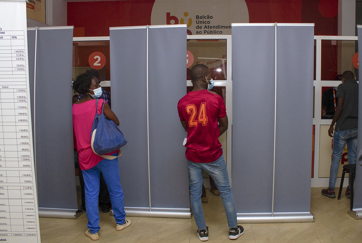 Des Angolais patientent pour se faire inscrire sur les listes électorales pour les élections générales 2022, à Luanda. &copy; Osvaldo Silva/AFP