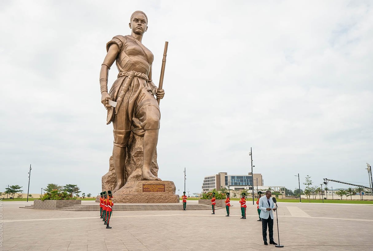 L'Amazone, une nouvelle statue érigée à Cotonou au Bénin. &copy; Présidence du Bénin