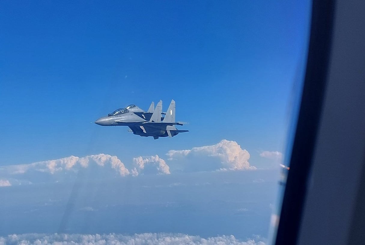 Un des quatre Sukhoï Su-30 de l'armée algérienne qui ont escorté l'avion présidentiel français jusqu'aux limites de l'espace aérien algérien, le 27 août 2022. &copy; DR