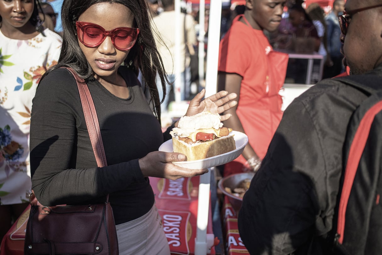 Une Sud-Africaine achète un « kota » pendant le festival du même nom, à Soweto, le 8 septembre 2018. © GIANLUIGI GUERCIA/AFP