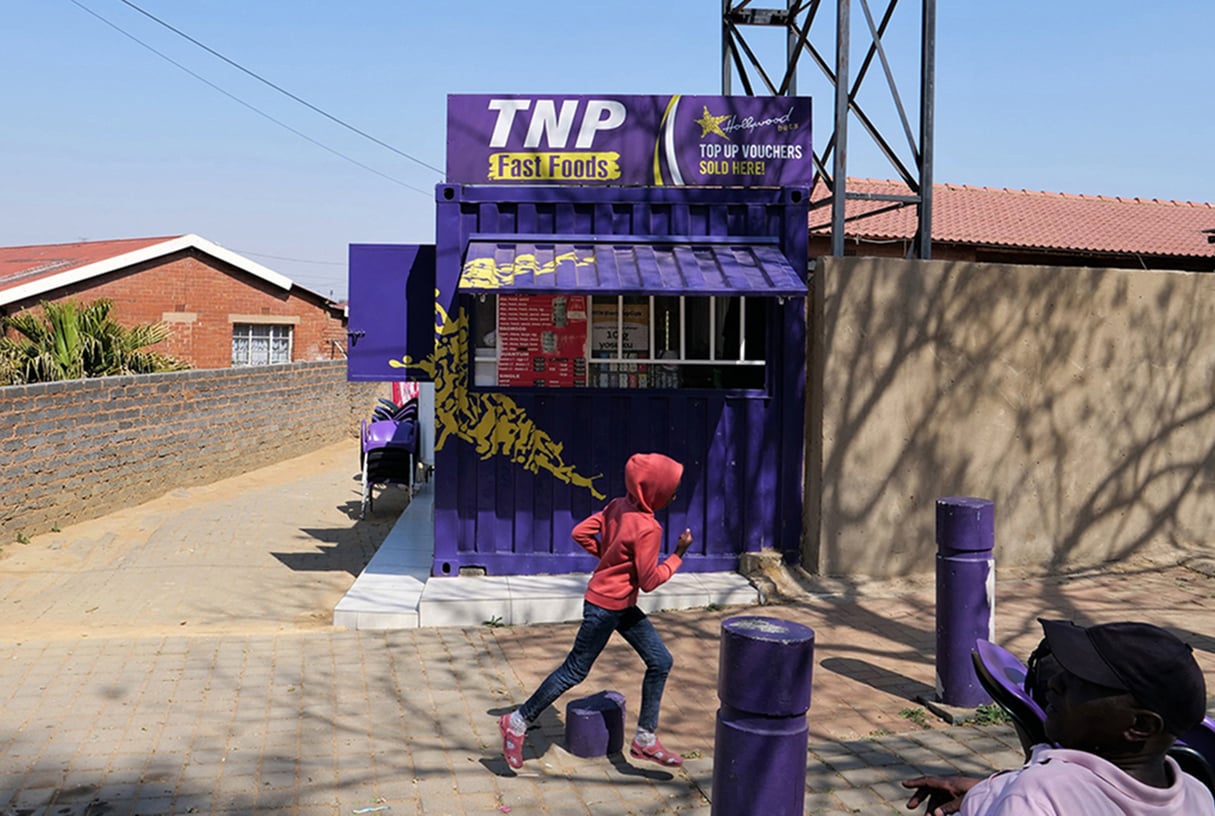 Chez TNP Fast Food, Vilakazi Street, Soweto, le 27 août 2022. © Romain Chanson