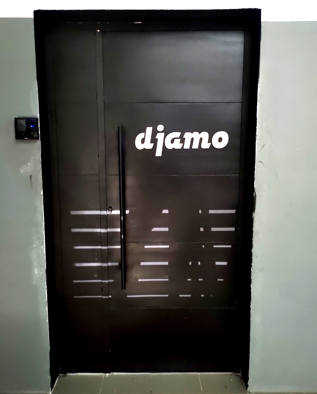 Derrière cette lourde porte, se trouvent les locaux de Djamo, l’une des start-up les plus en vue d’Abidjan.