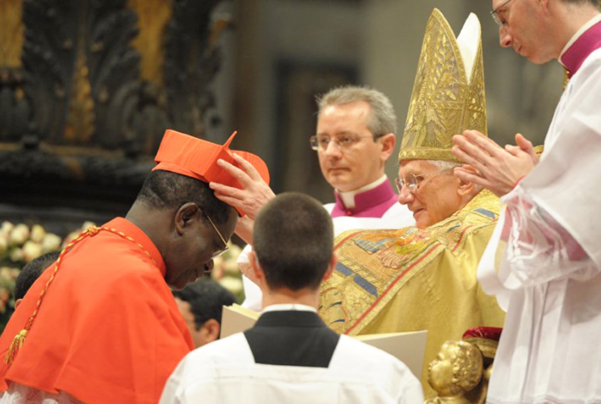 Le Congolais Laurent Monsengwo, nouvellement créé cardinal, reçoit sa barrette du pape Benoît XVI, au Vatican, le 20 novembre 2010. © Osservatore Romano/AFP