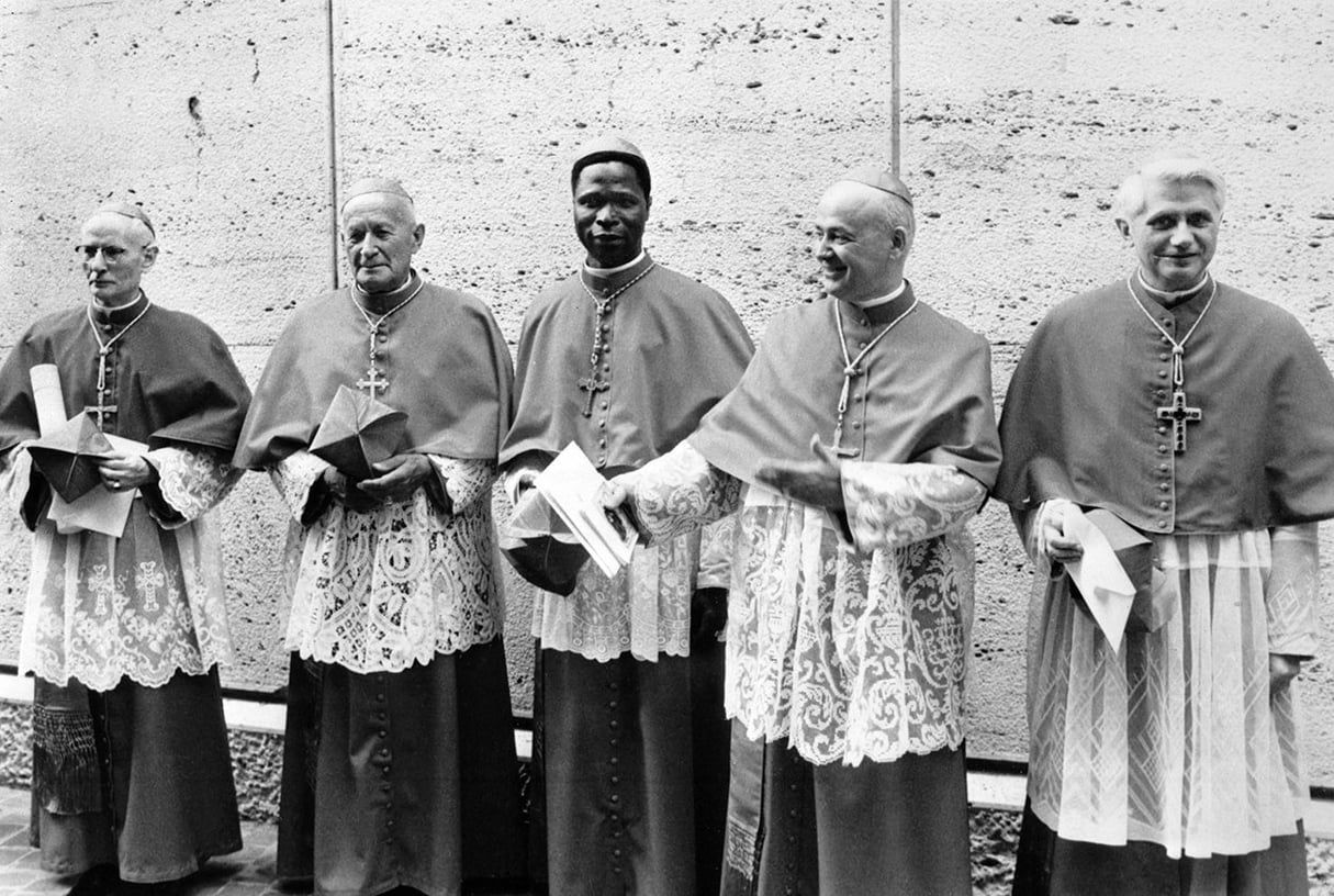 Sur cette photo prise au Vatican le 7 juin 1977, de droite à gauche, les cardinaux Ratzinger, Benelli, Gantin, Tomazek et Gappi. © AFP
