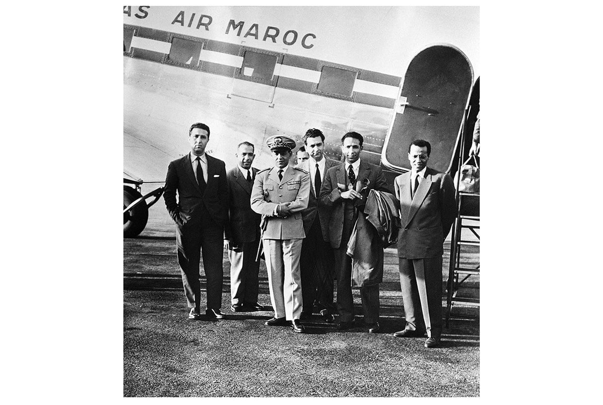 De g. à dr., Ahmed Ben Bella, Mohamed Khider, le prince héritier marocain Moulay Hassan, Hocine Aït Ahmed, Mohamed Boudiaf et Mostefa Lacheraf, à l'aéroport de Rabat, le 22 octobre 1956, quelques heures avant que l'avion dans lequel ont embarqué les cinq leaders algériens ne soit détourné par la France. &copy; BOISSONNADE/AFP