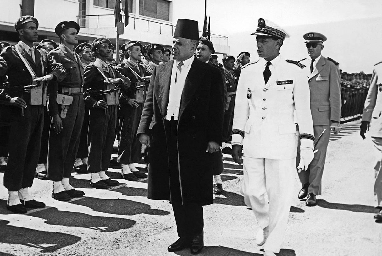 Le leader tunisien Habib Bourguiba (à g.) avec le prince héritier marocain Moulay Hassan, à l'aéroport de Rabat-Salé, en mars 1957. &copy; PRESSE AFRICORIENT/AFP