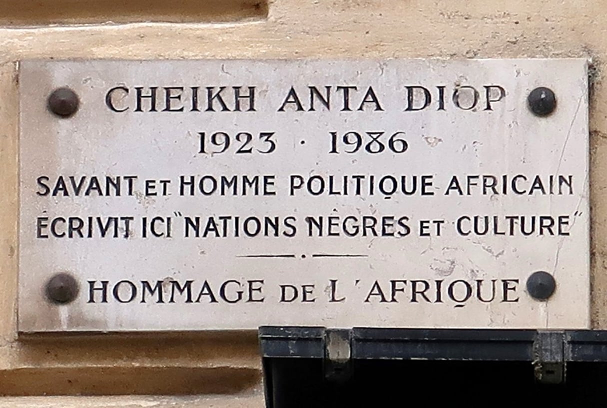 Plaque en hommage à Cheikh Anta Diop, au 31, rue des Écoles, à Paris. &copy; CC/Celette