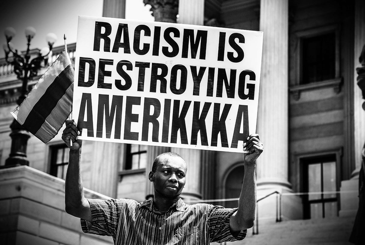 En juillet 2015, des manifestants se sont opposés aux membres du Ku Klux Klan venus protester contre le retrait au Capitole du drapeau confédéré, à Charleston. &copy; Mark Peterson/REDUX-REA
