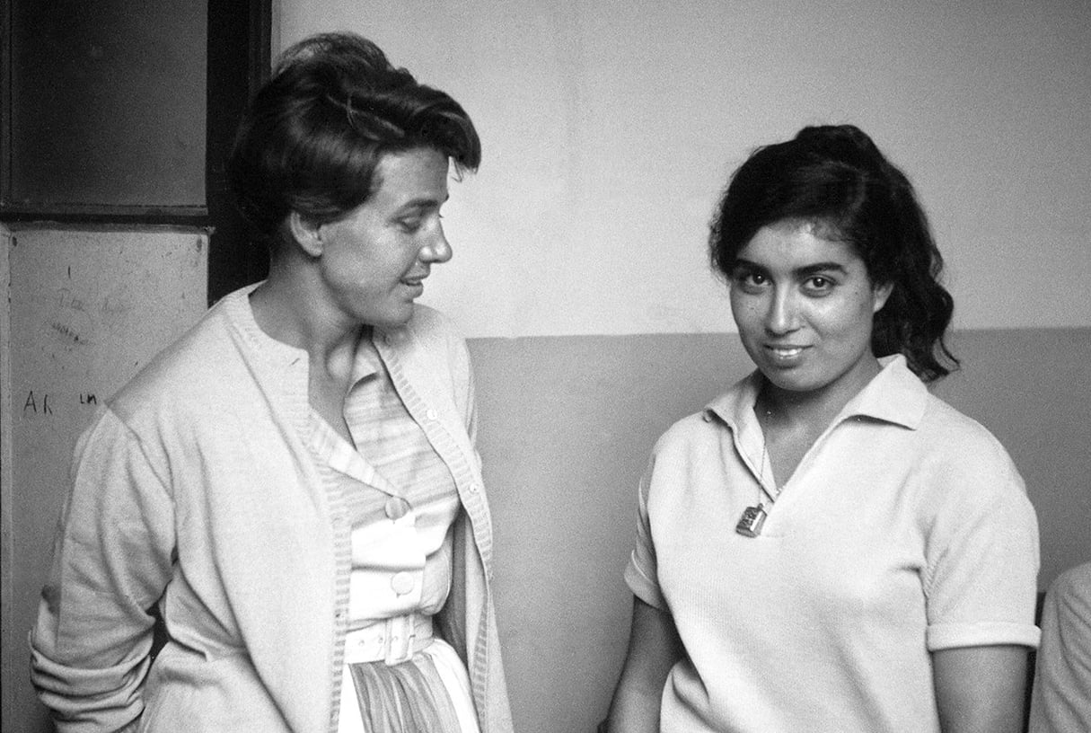 Gisèle Halimi (à g.) avec Djamila Boupacha, la jeune indépendantiste algérienne dont elle a été l'avocate. Ici, le 22 avril 1962. &copy; AFP