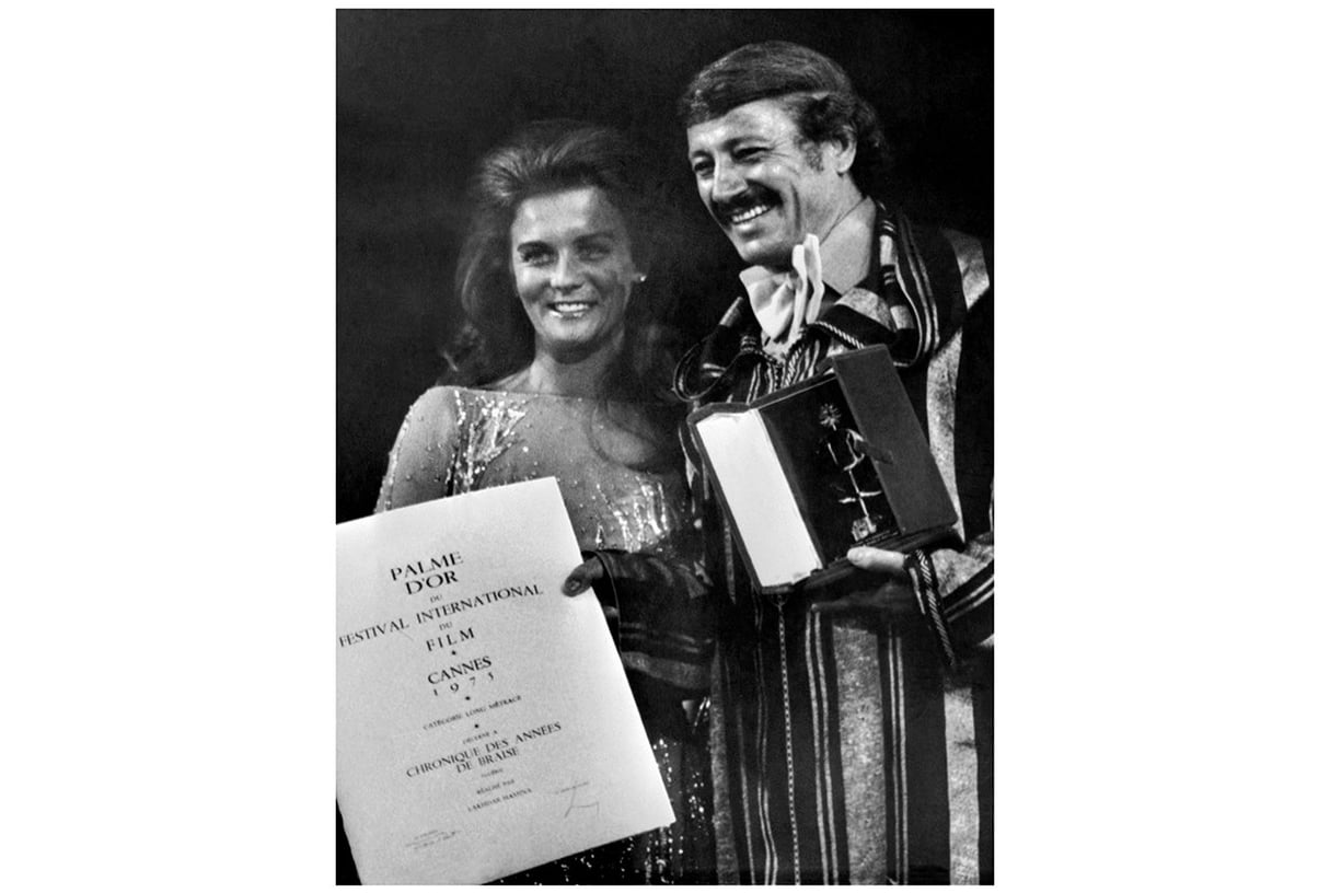 Mohamed Lakhdar Hamina félicité par l'actrice américaine Ann-Margret après avoir reçu la Palme d'or, le 23 mai 1975. &copy; AFP
