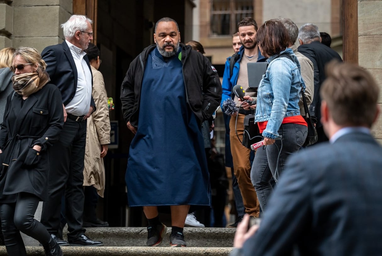 Dieudonné M'Bala M'Bala sort du tribunal de Genève après avoir livré son témoignage dans le procès pour viol de Tariq Ramadan, le 16 mai 2023. &copy; Fabrice COFFRINI / AFP