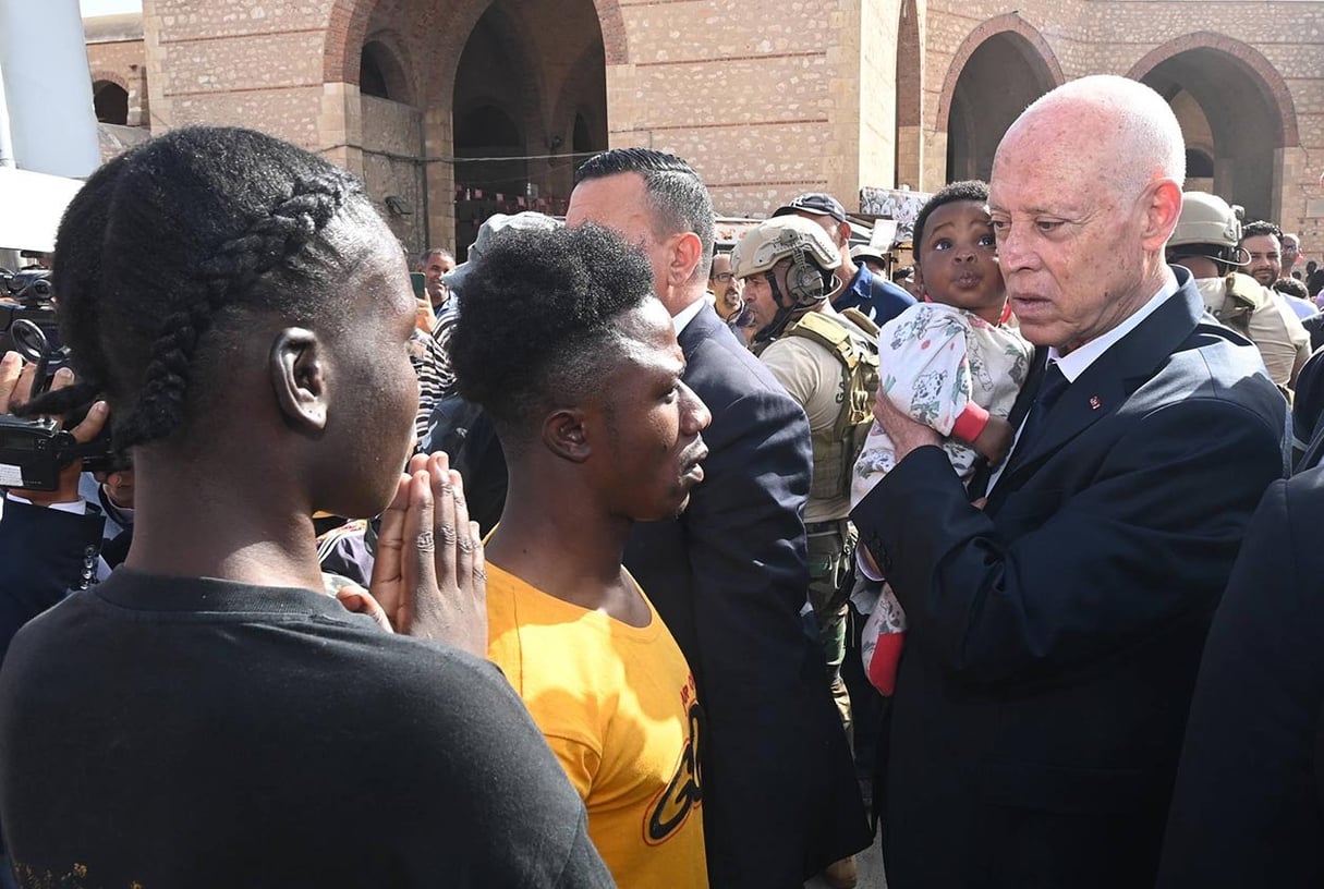 Le président Kaïs Saïed rendant visite à des migrants, à Sfax, le 10 juin 2023. &copy; Mohamed Hammi/Sipa Press