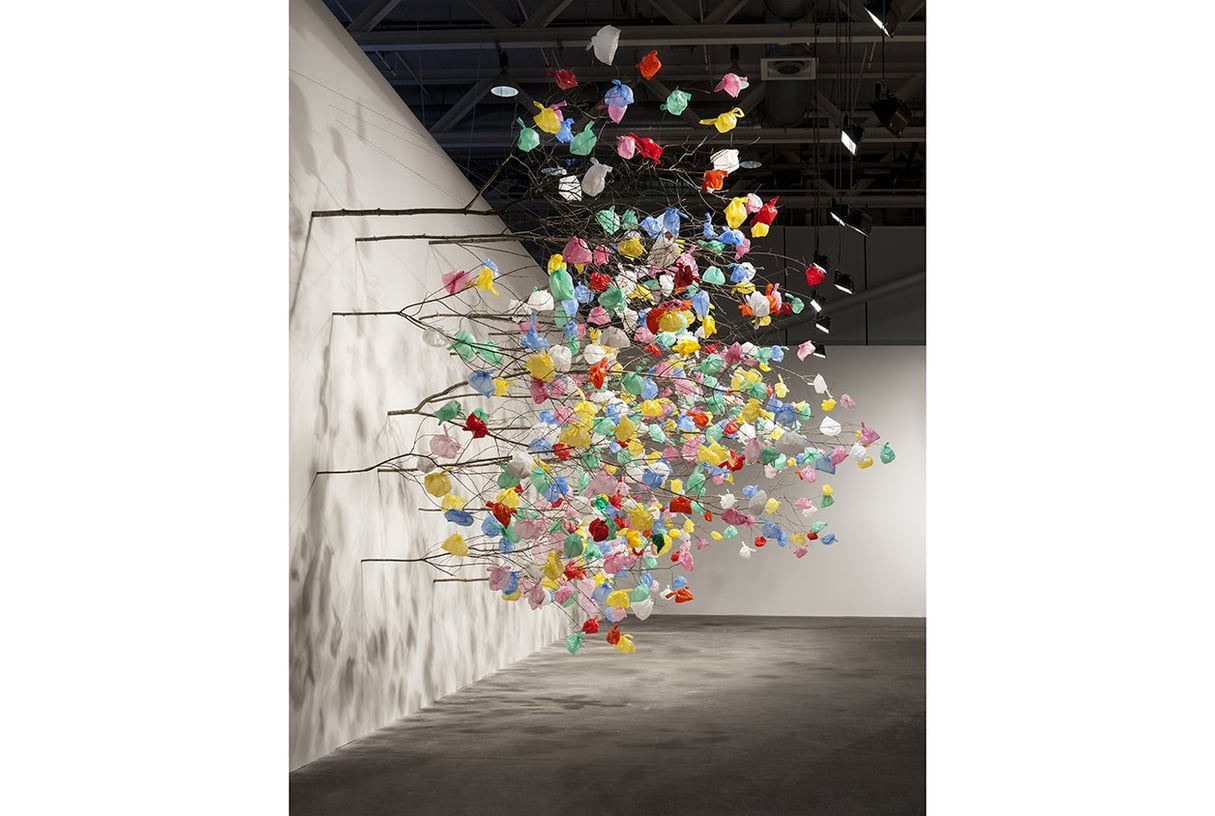 "Plastic Tree", 2014-2015, par Pascale Marthine Tayou. &copy; Courtesy of the Artist, Galleria Continua