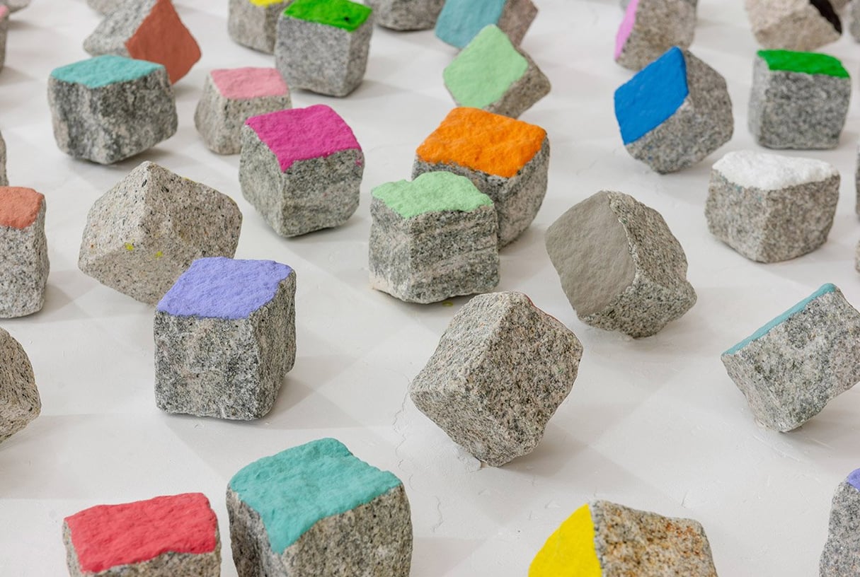 "Colorful Stones", 2019, par Pascale Marthine Tayou. &copy; Courtesy of the Artist and Galleria Continua