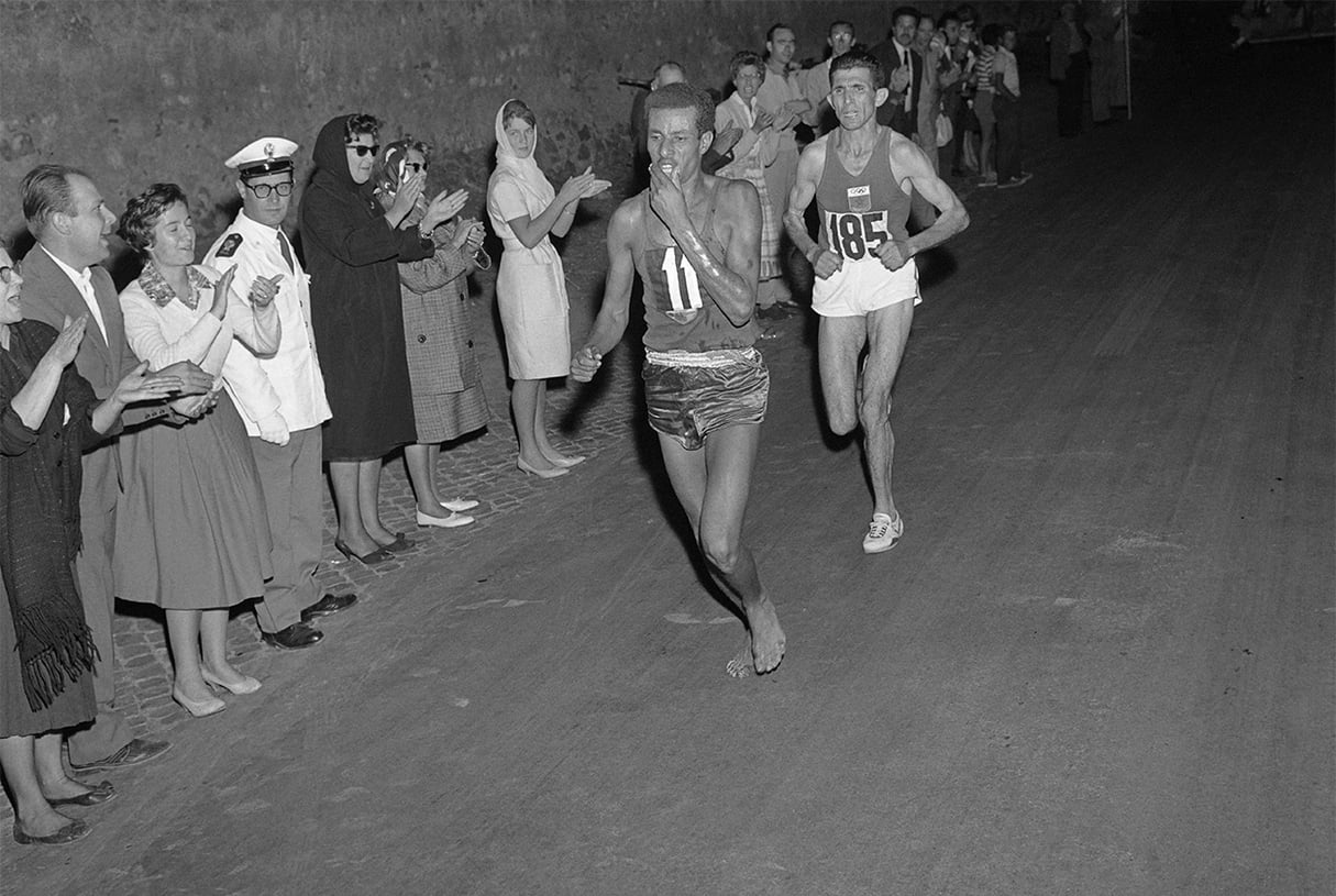L'Éthiopien Abebe Bikila court pieds nus pour la victoire aux Jeux olympiques de Rome, le 10 septembre 1960. &copy; EPU / AFP