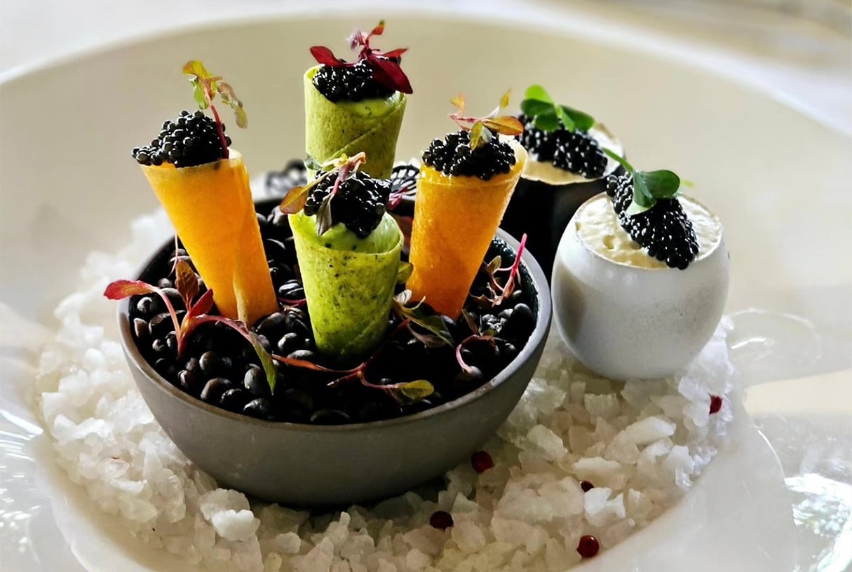 Coquilles à l'espuma de truffes et condiments au caviar, glace "Rova Caviar" et tuiles aux épices et céleri. &copy; DR