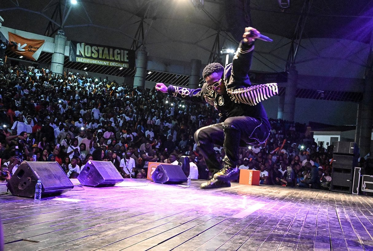 Didi B lors de son concert au Palais de la culture d'Abidjan, le 27 août 2022. &copy; Sia KAMBOU/AFP