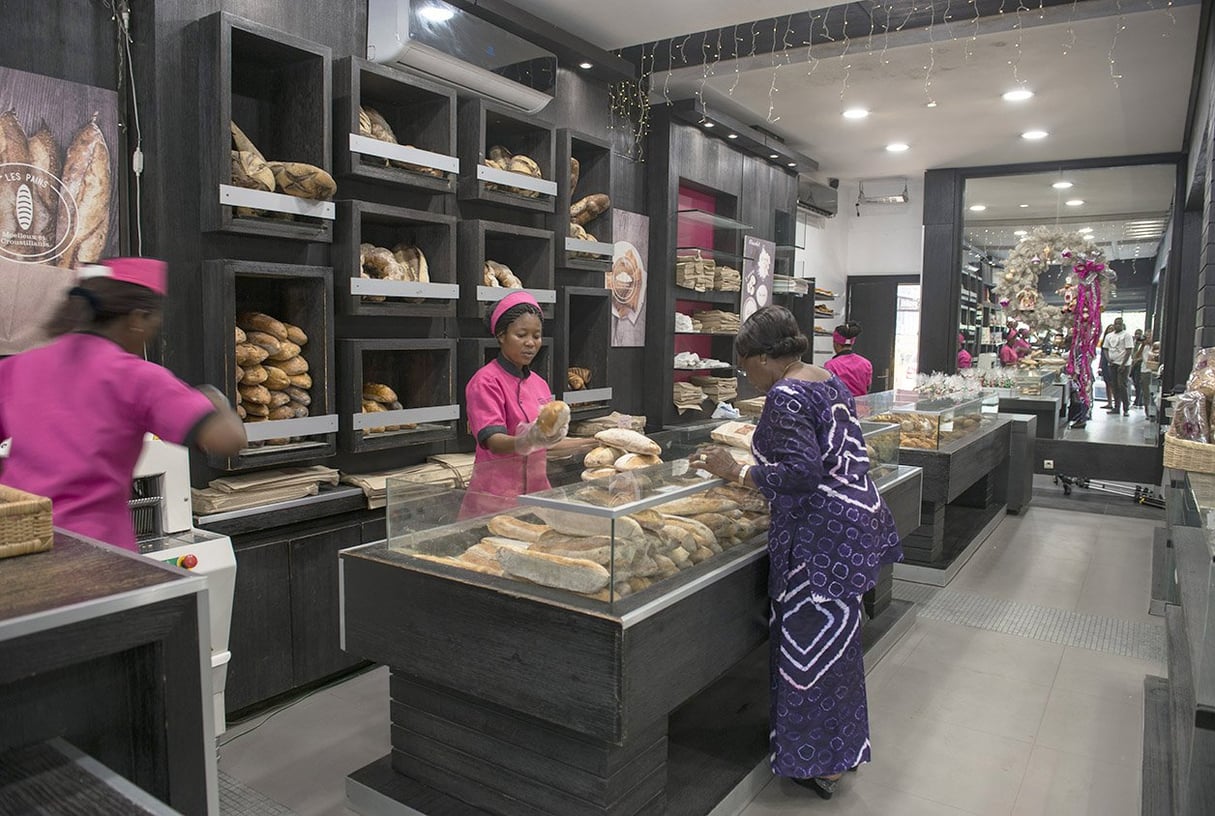 Une boulangerie de la chaîne "Des gâteaux et du pain", au quartier des 2 Plateaux, à Abidjan. &copy; Nabil Zorkot