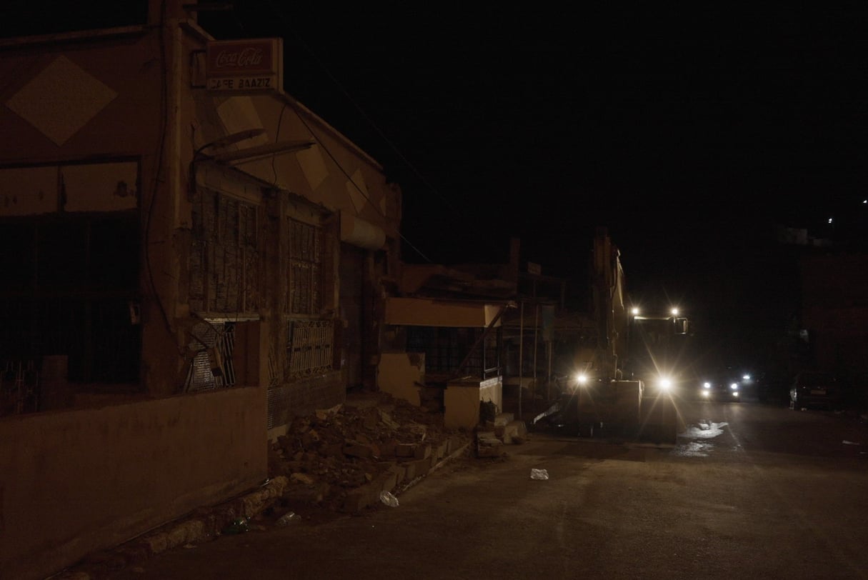Pelleteuse dans les rues de Moulay Brahim, au lendemain du séisme meurtrier au Maroc, le 9 septembre 2023. &copy; Une pelleteuse continue de déblayer les décombres à Moulay Brahim, dans la nuit du 9 au 10 septembre 2023. © Stéphane Kenech pour JA