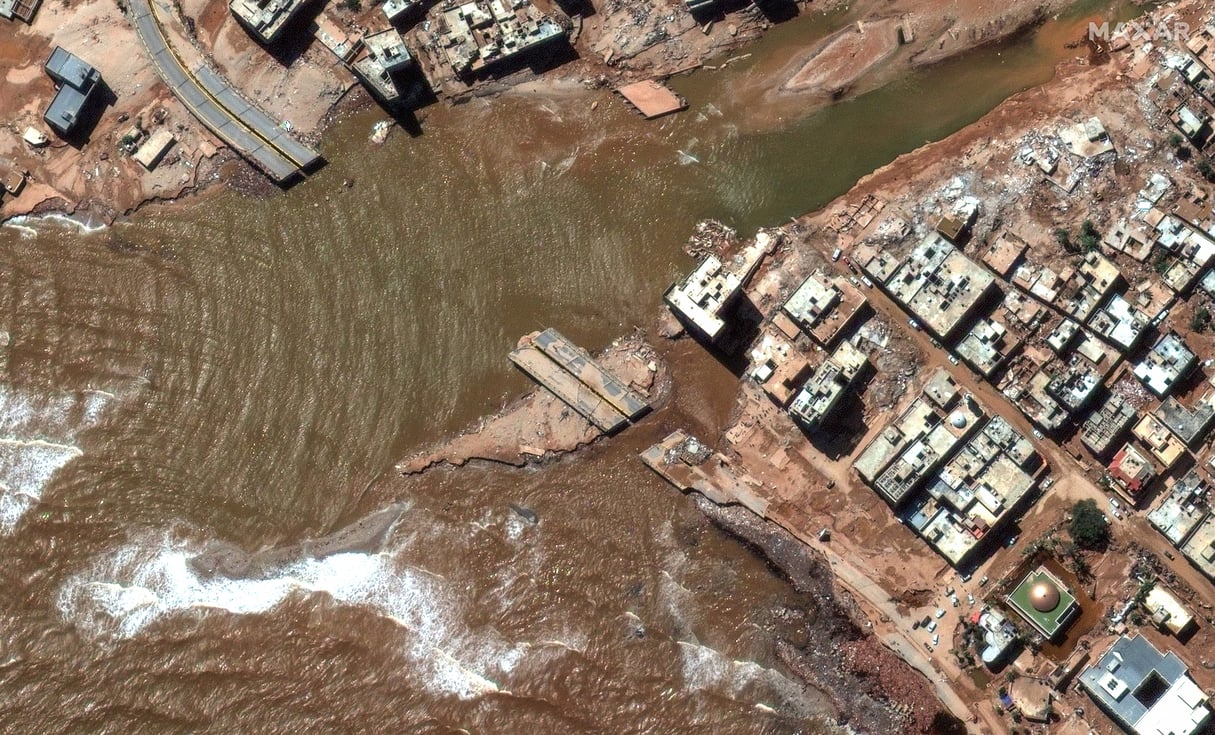 Cette photo satellite montre la route côtière après les inondations à Derna, le 13 septembre 2023. &copy; Maxar Technologies / AFP