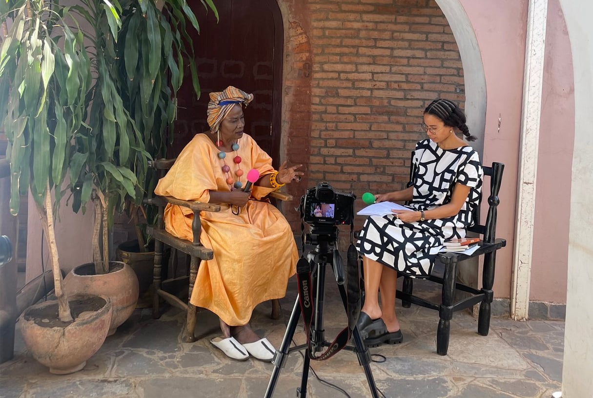 La chercheuse franco-tchadienne Marie-Yemta Moussanang (dr.) sur le tournage du podcast "Afrotopiques", en entretien avec Aminata Dramane Traoré, à Bamako, en décembre 2022. &copy; Afrotopiques