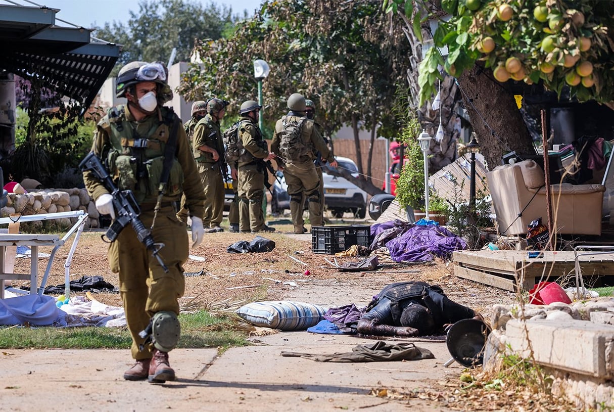 Un soldat israélien près du corps d’un terroriste du Hamas abattu, à Kfar Aza, le 10 octobre 2023. © Thomas COEX / AFP