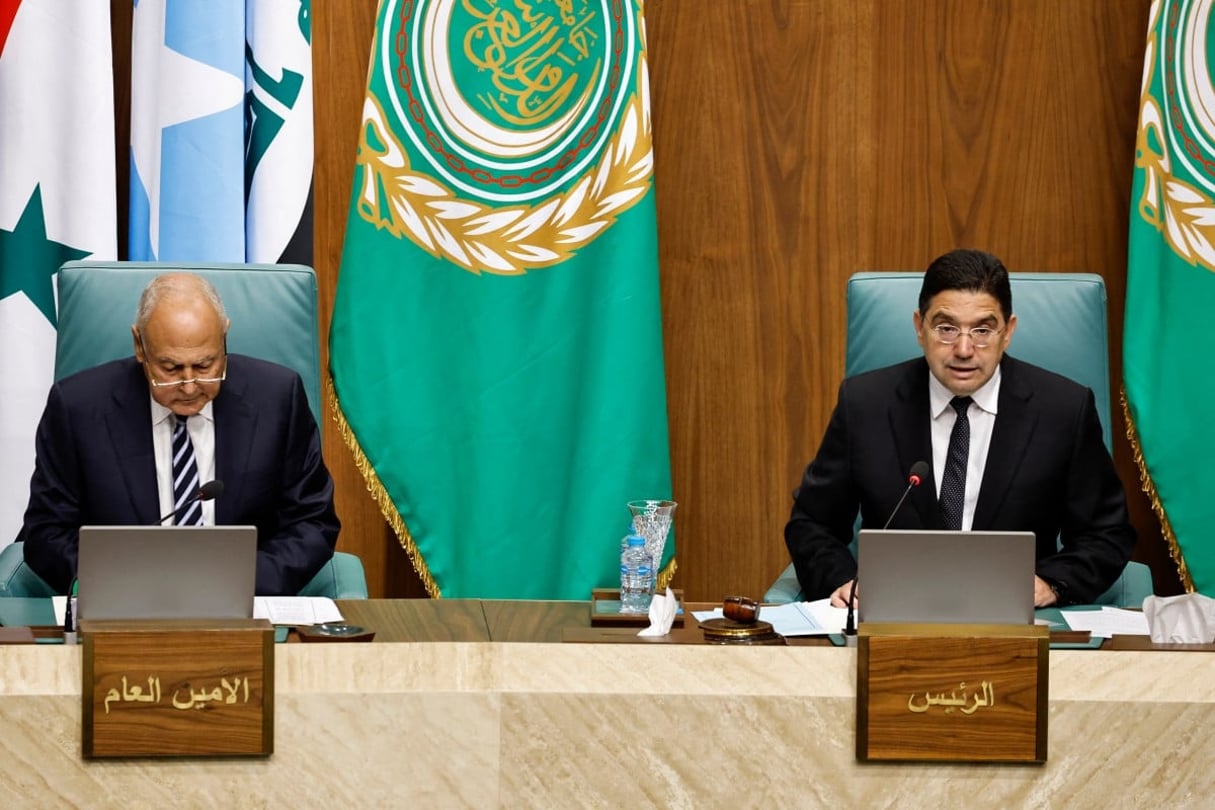 Le secrétaire général de la Ligue arabe, Ahmed Aboul-Gheit, et le ministre marocain des Affaires étrangères, Nasser Bourita, à une réunion extraordinaire de la Ligue arabe au Caire, le 11 octobre 2023. © Khaled DESOUKI / AFP