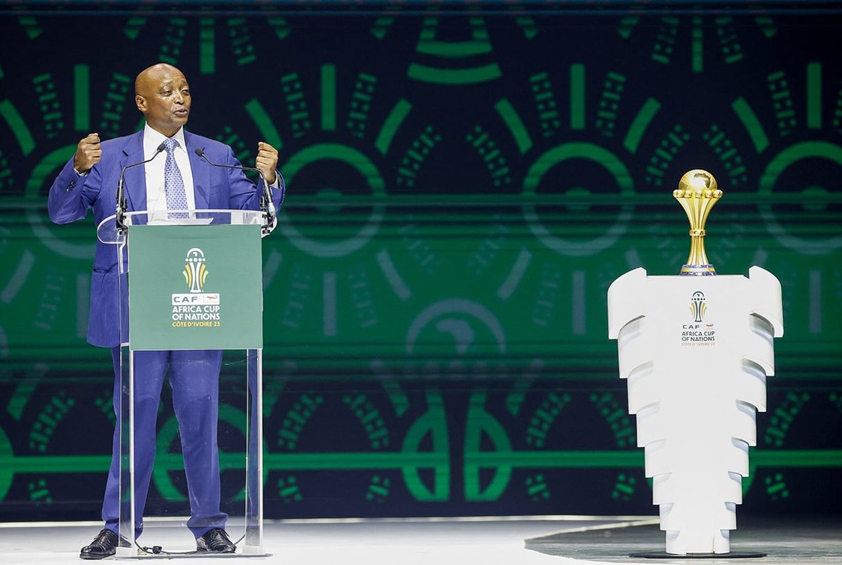 Le président de la CAF Patrice Motsepe lors du tirage au sort officiel de la CAN 2024 au Parc des Expositions d’Abidjan, le 12 octobre 2023. © WIKUS DE WET/AFP