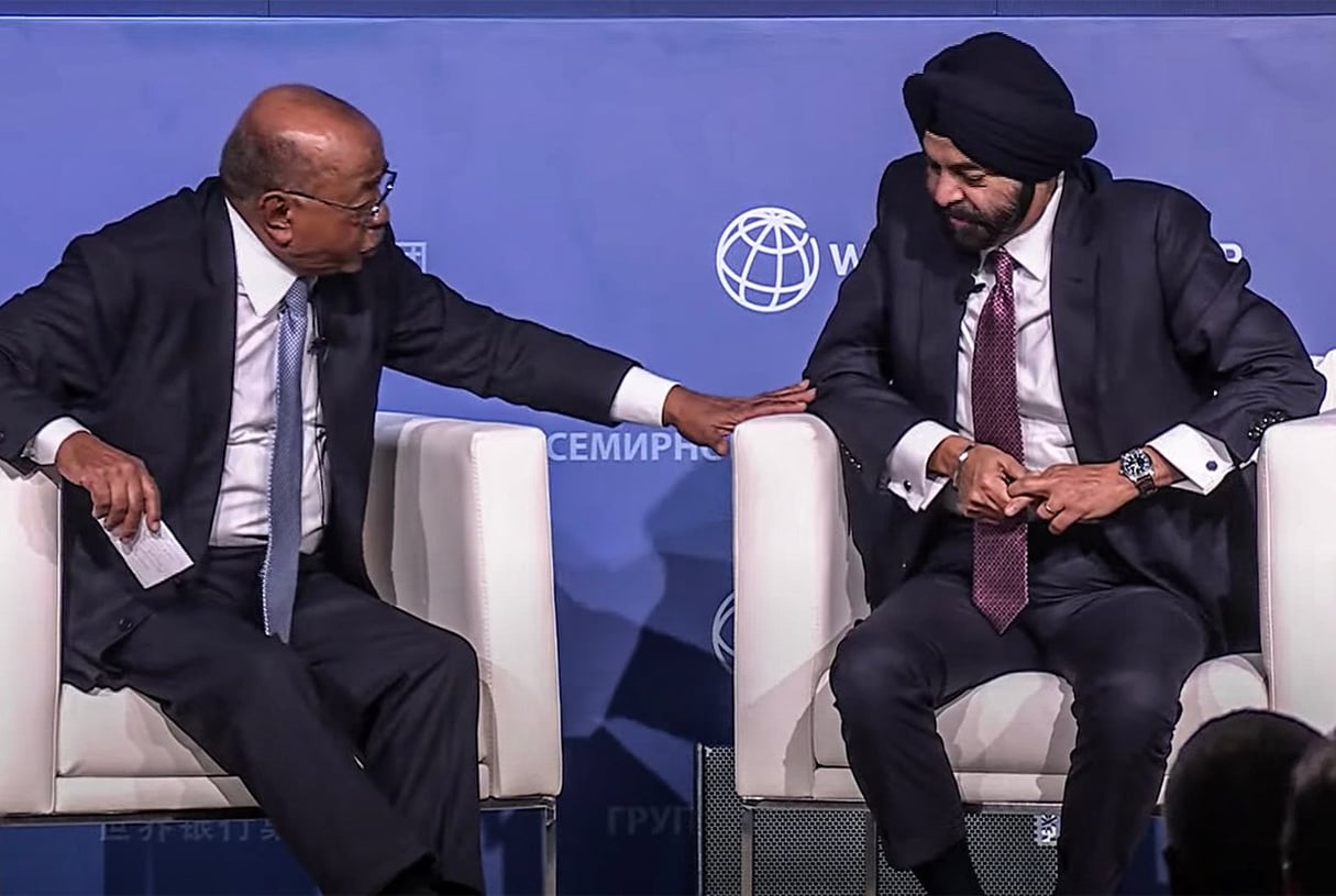 L’entrepreneur Mo Ibrahim (à g.) et le président de la Banque mondiale, Ajay Banga, à Marrakech, au Maroc, le 11 octobre 2023. © Capture écran Youtube.