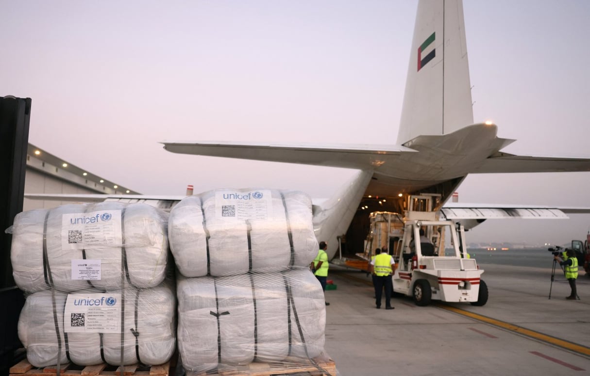 Un avion cargo de la compagnie Emirates chargé d’aide pour la bande de Gaza à l’aéroport de Dubaï avant de s’envoler vers la ville frontalière entre l’Égypte et la bande de Gaza, El-Arish, dans le nord de la péninsule du Sinaï, le 17 octobre 2023. © Karim SAHIB / AFP
