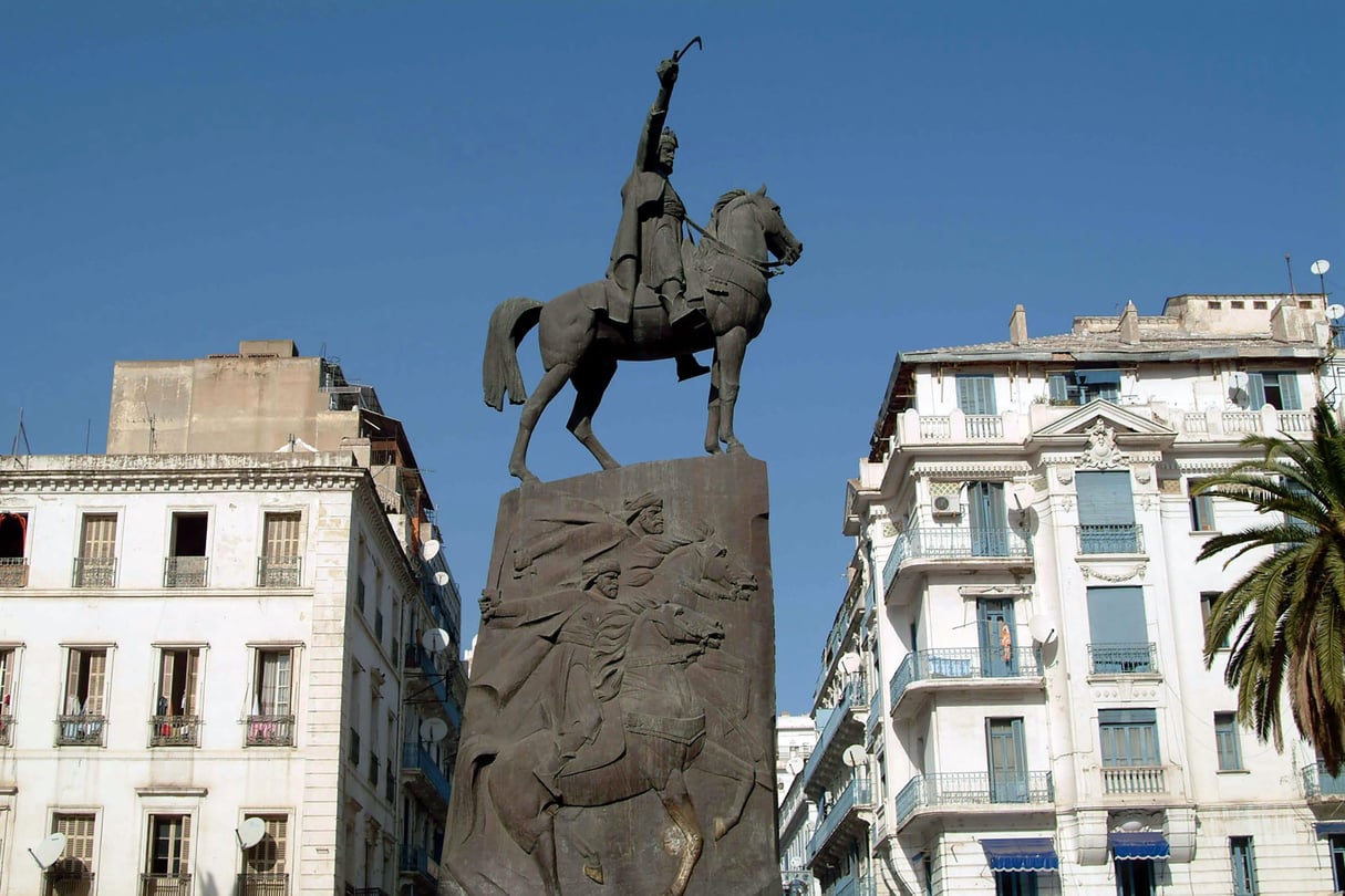 Statue équestre de l’émir Abdelkader sur la place qui porte son nom à Alger. &copy; Bouye/Andia