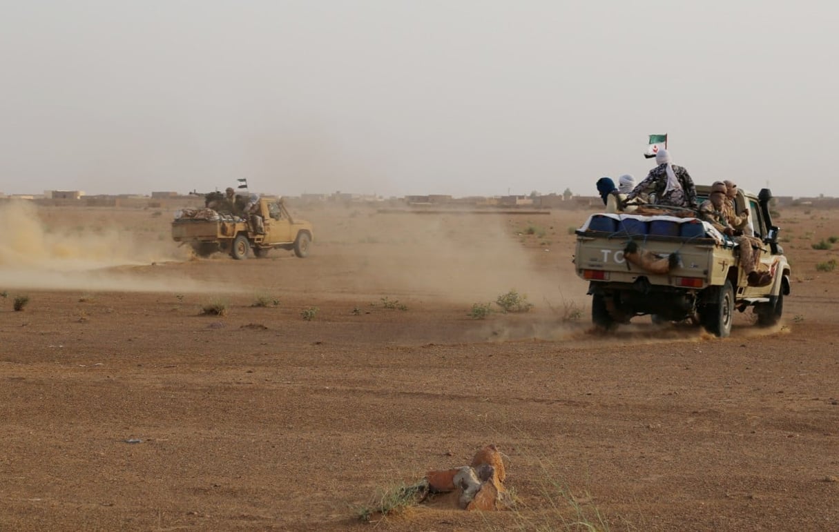 Des combattants touaregs de la Coordination des mouvements de l’Azawad (CMA) circulent près de Kidal, dans le nord du Mali, en septembre 2016. © STRINGER / AFP