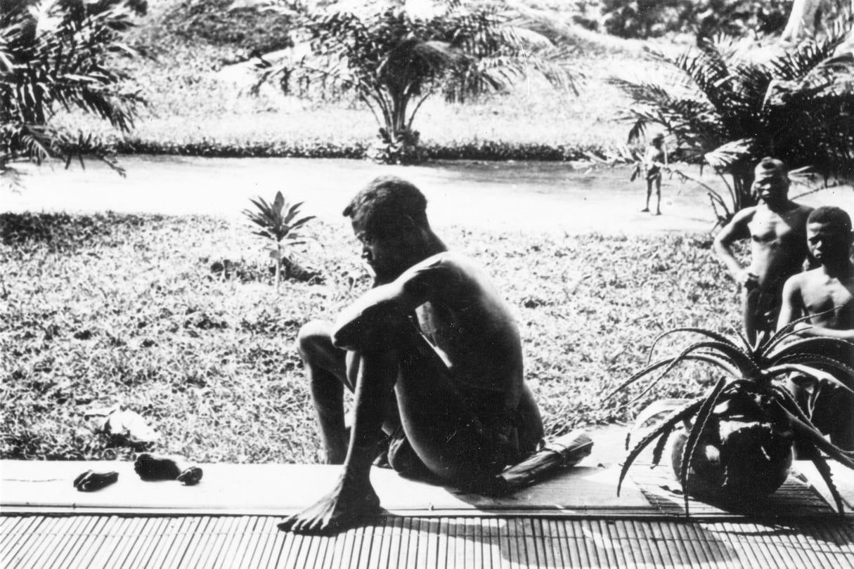 N’Sala devant la main et le pied coupés de sa fille de cinq ans, en RDC vers 1904, immortalisé par Alice Seeley Harris. &copy; Photo12/Universal Images Group