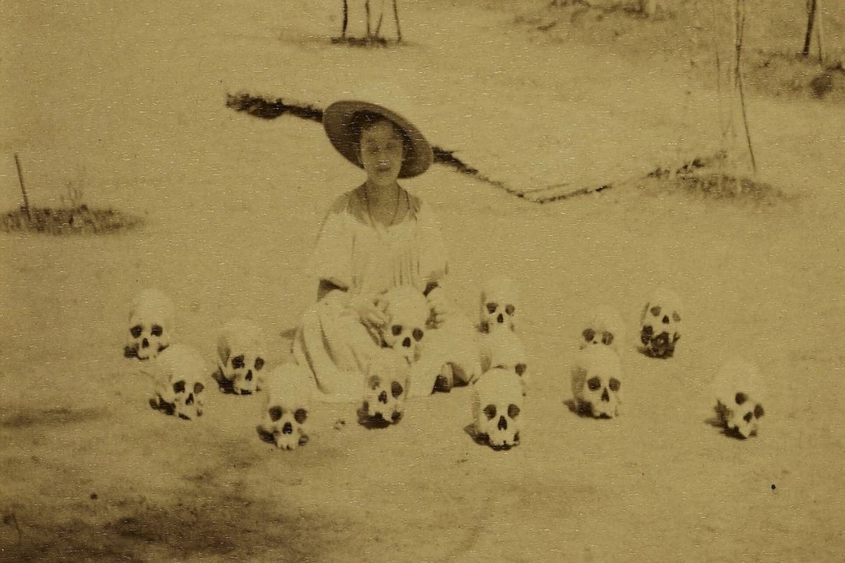 Renée entourée de 13 crânes humains par Raymonde Bonnetain, en 1893. &copy; Photo12/Alamy/Eraza Collection