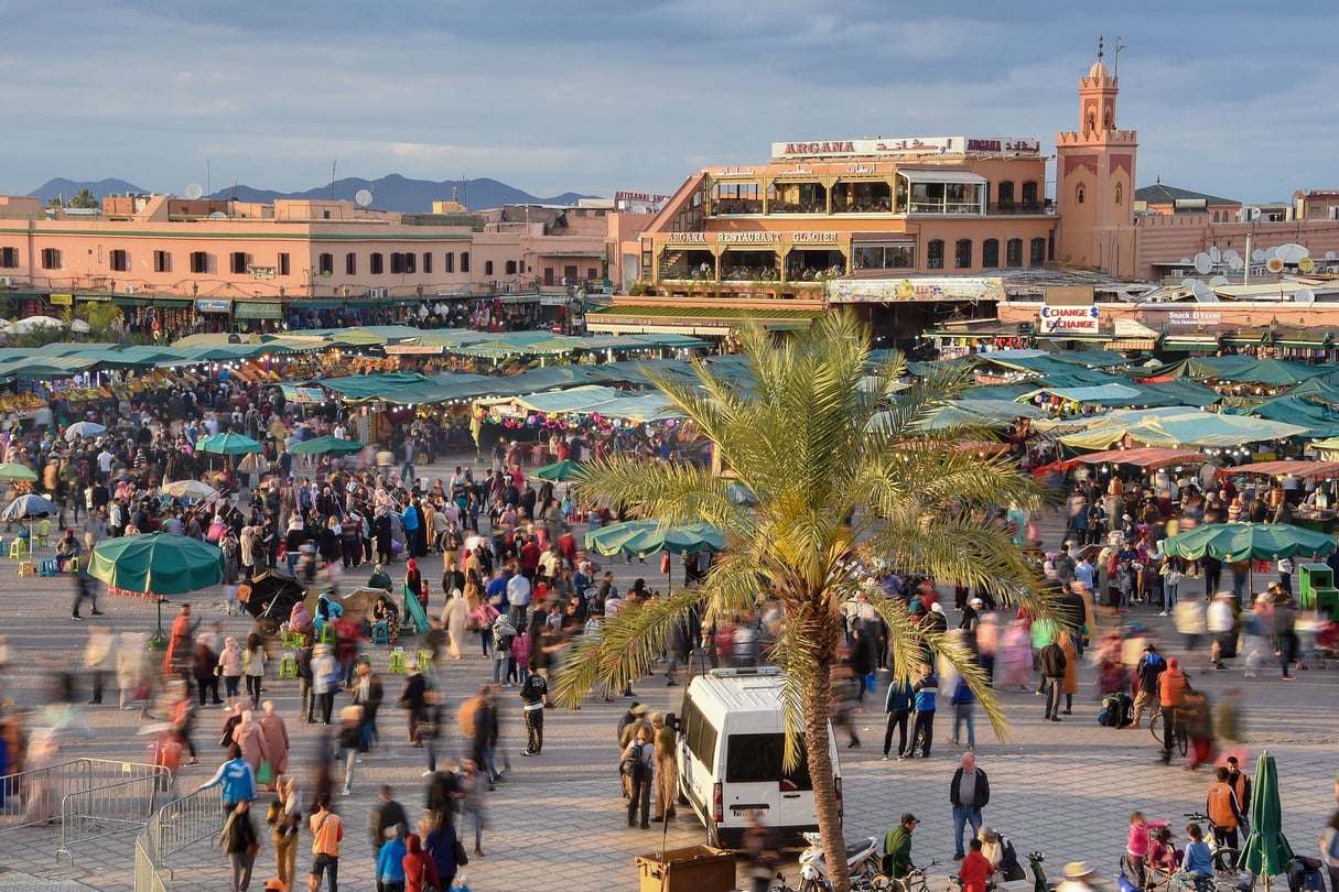 La place Jemaa el-Fnaâ, l’un des lieux les plus emblématiques et les plus visités de Marrakech. © LIONEL URMAN/SIPA