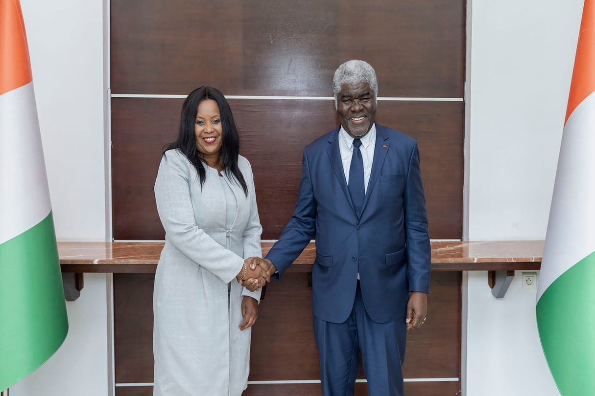 Marie-Chantal Uwanyiligira, de la Banque mondiale, et Robert Beugré Mambé, Premier ministre de Côte d’Ivoire, à Abidjan, le 21 novembre 2023. © Primature/Côte d’Ivoire
