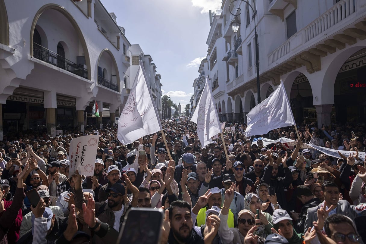 Des milliers d’enseignants manifestent contre les conditions actuelles des contractuels, à Rabat, le 7 novembre 2023. © Mosa’ab Elshamy/AP/SIPA