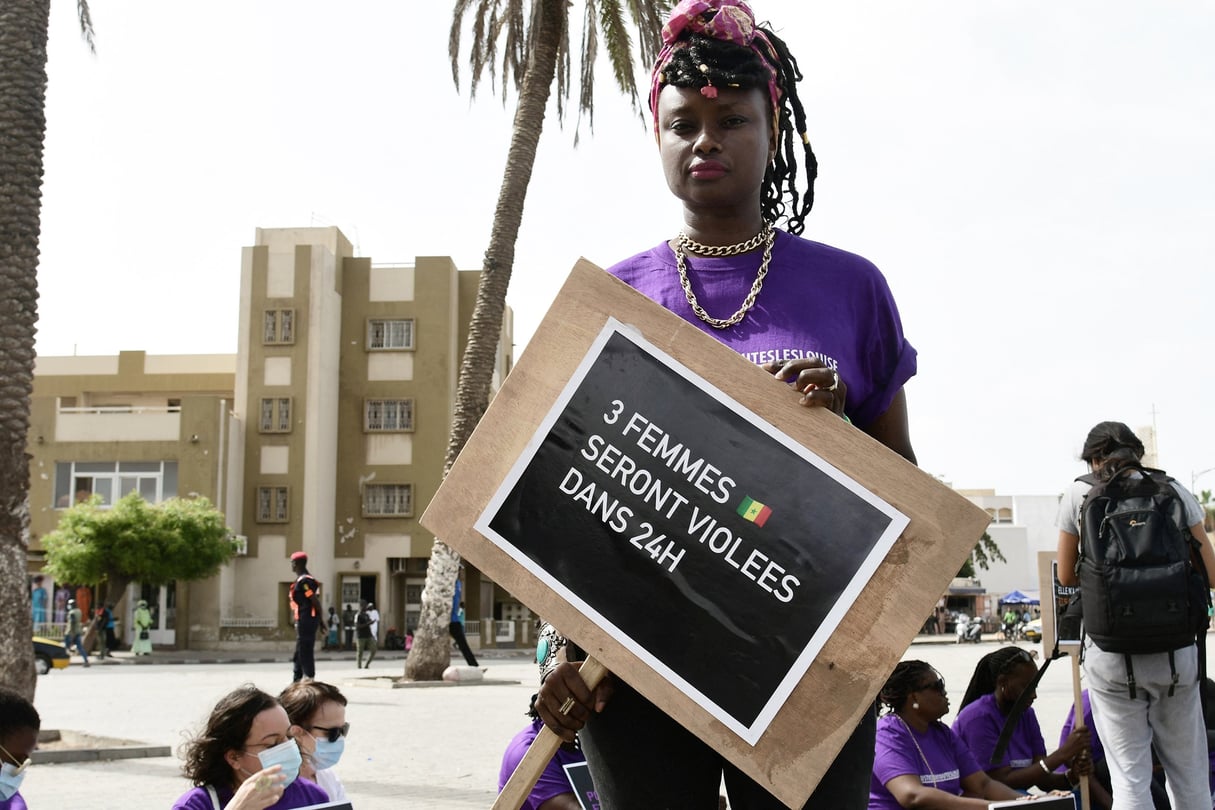 Des membres du Collectif féministe sénégalais lors d'une manifestation contre les violences faites aux femmes sur la place de l’Obélisque, à Dakar, le 3 juillet 2021. &copy; Seyllou/AFP