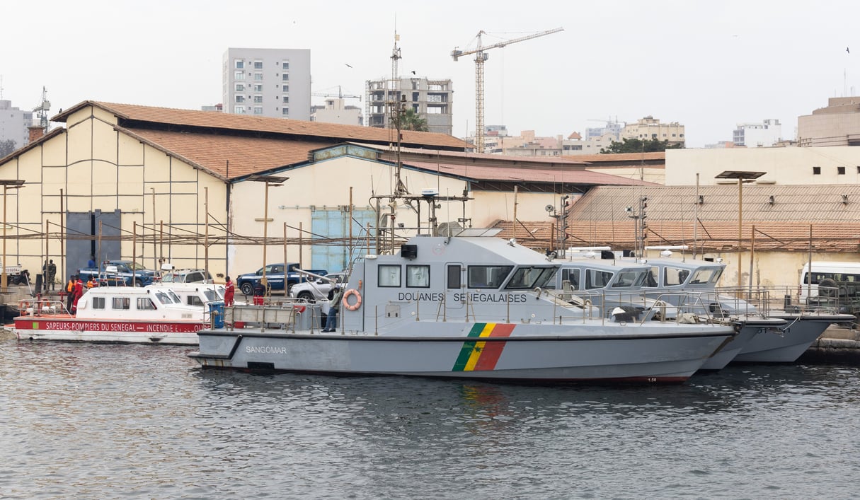Trois vedettes des douanes sénégalaises mouillent dans le port de Dakar, le 23 mai 2023.