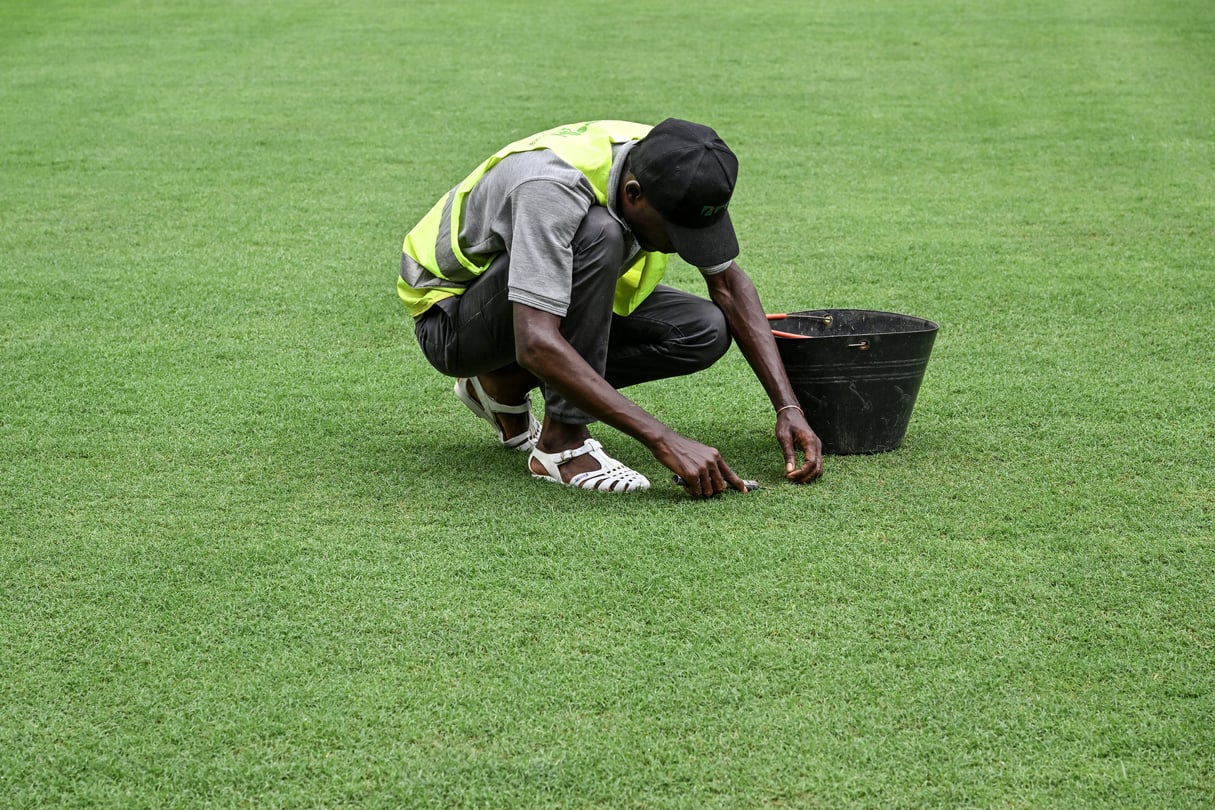 Préparation de la  pelouse du stade olympique Alassane Ouattara, l’un des six stades de la CAN 2024, à Ebimpé au nord d’Abidjan, le 5 décembre 2023. © Sia KAMBOU / AFP