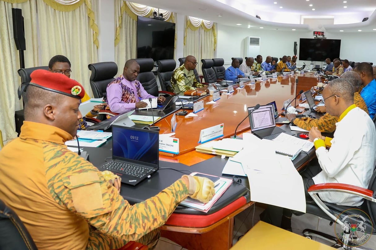 Le président de la transition, le capitaine Ibrahim Traoré, a procédé à un remaniement ministériel, ce 17 décembre 2023. Le chef de l’Etat, président de la transition, le capitaine Ibrahim Traoré, a procédé, ce 17 décembre 2023, à un remaniement ministériel. Si la plupart des ministres ont conservé leurs strapontins, six changements sont à noter.
© Le Faso.Net