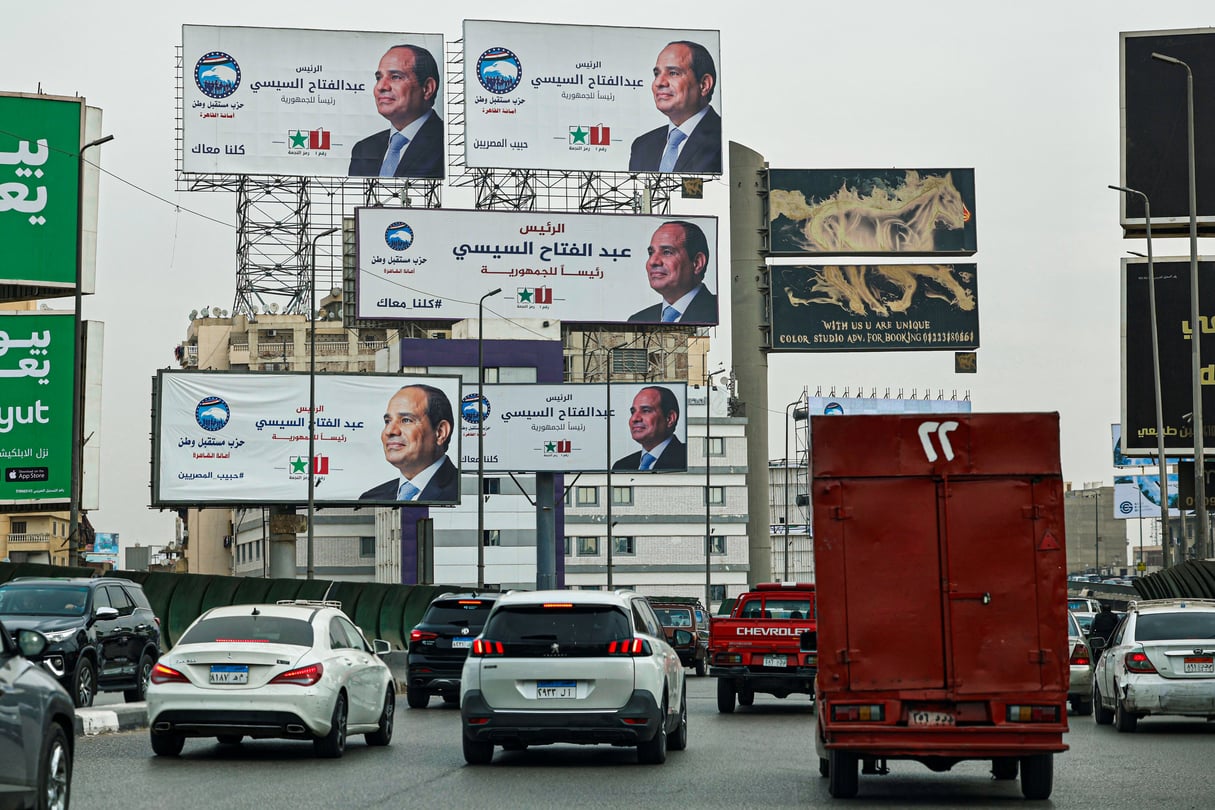 Panneaux de campagne du président égyptien Abdel Fattah al-Sisi dans une rue du Caire, le 7 décembre 2023. © Khaled DESOUKI / AFP